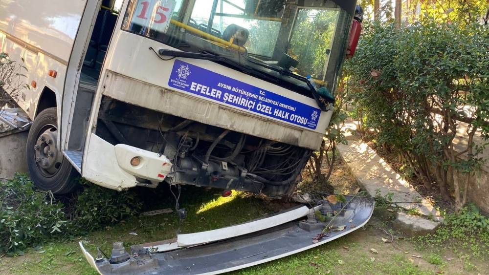 Freni tutmayan minibüs evin bahçesine daldı, facia teğet geçti