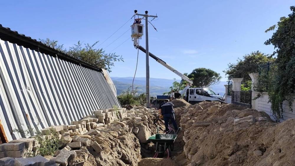 Buharkent’te yol genişletme çalışmaları sürüyor