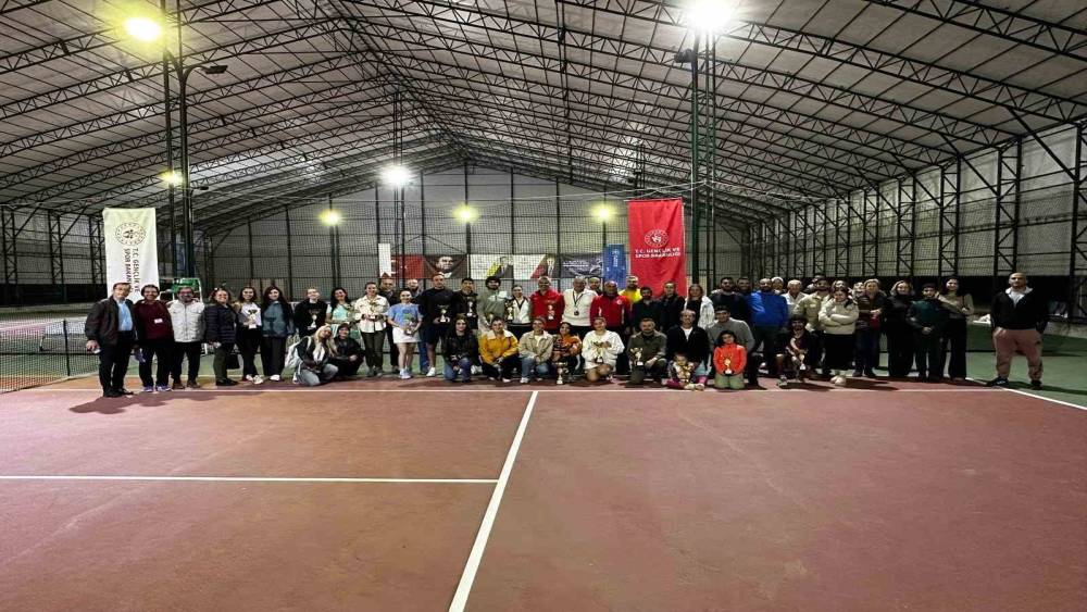 Cumhuriyet Bayramı coşkusu Aydın&rsquo;da tenis kortlarına taşındı
