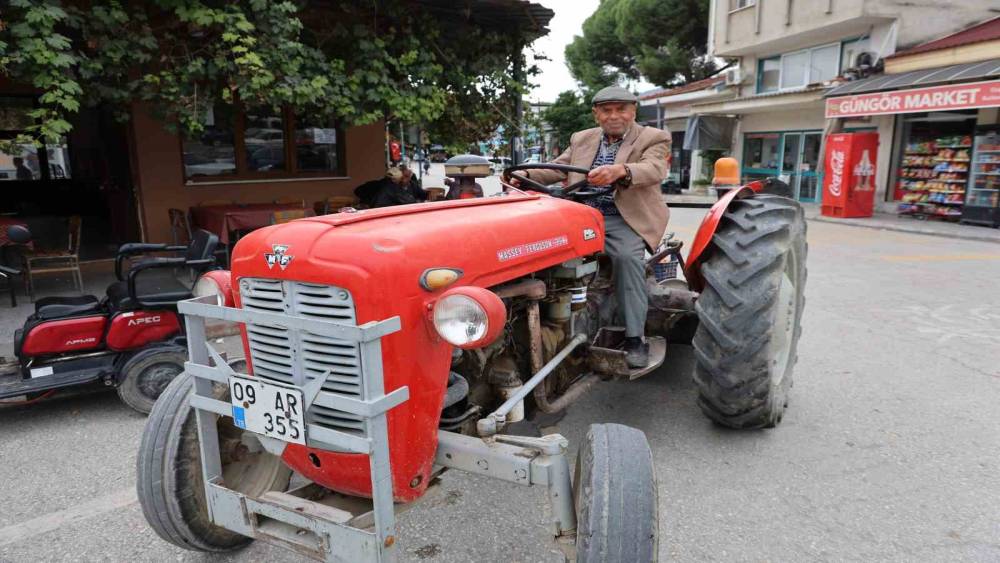 Ali Dede 69 yıllık trakt&ouml;r&uuml;nden vazge&ccedil;emiyor
