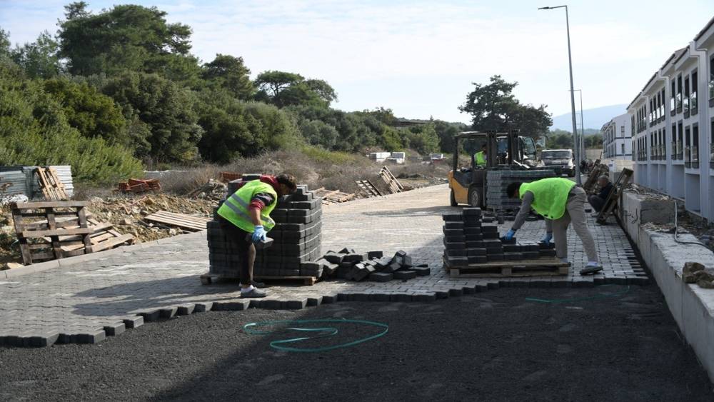 Kuşadası Caferli&rsquo;de 25 bin metrekarelik yol &ccedil;alışması başladı
