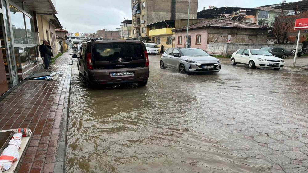 İncirliova&rsquo;da sağanak yağış hayatı olumsuz etkiledi
