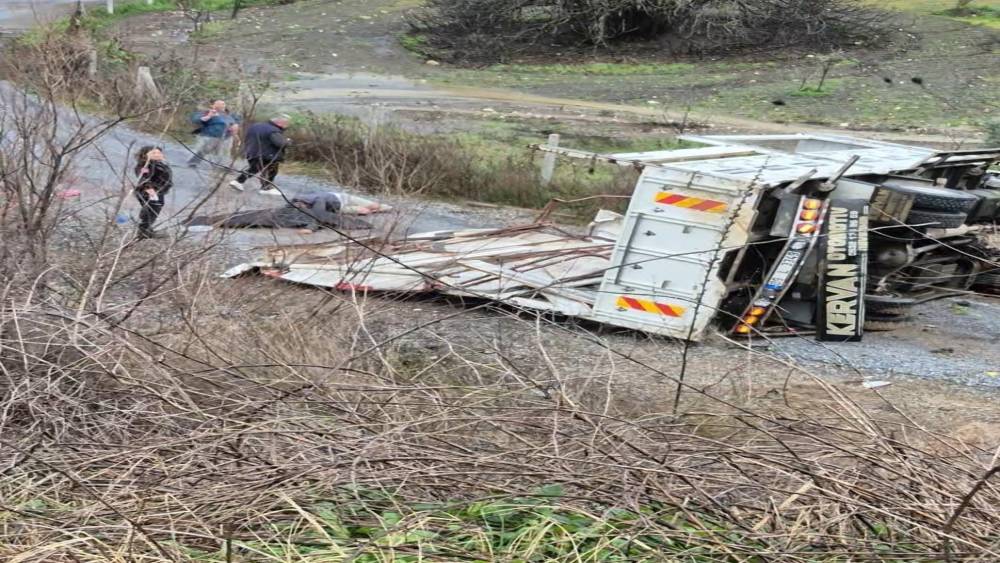Kontrolden &ccedil;ıkan kamyon tali yola u&ccedil;tu: 1 &ouml;l&uuml;, 1 yaralı
