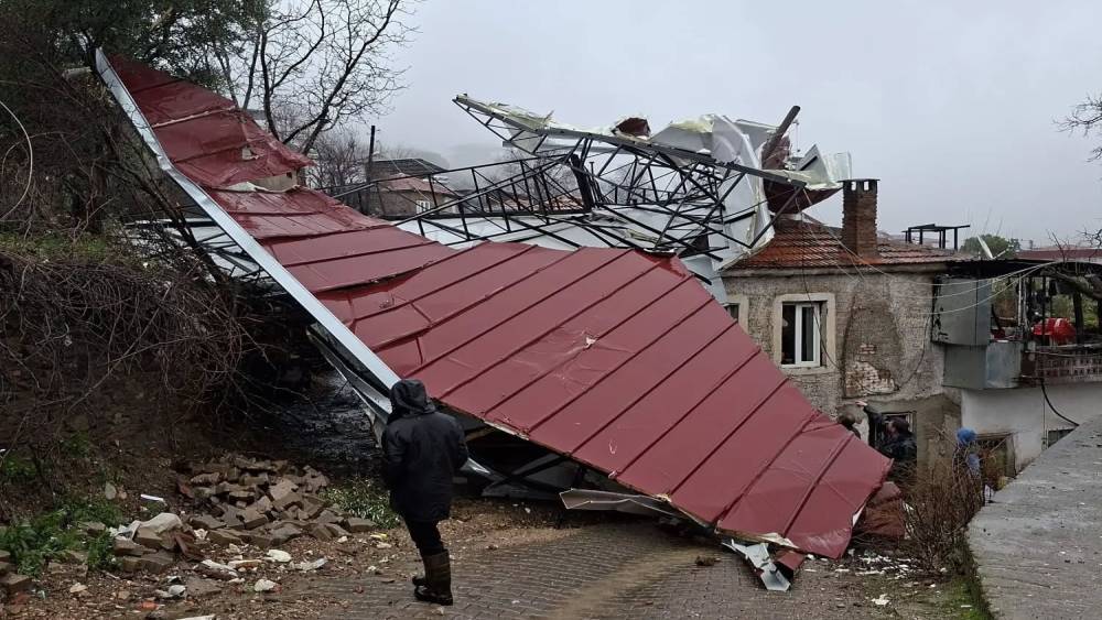 K&ouml;şk&rsquo;te fırtına &ccedil;atıları u&ccedil;urdu, duvarlar yıkıldı
