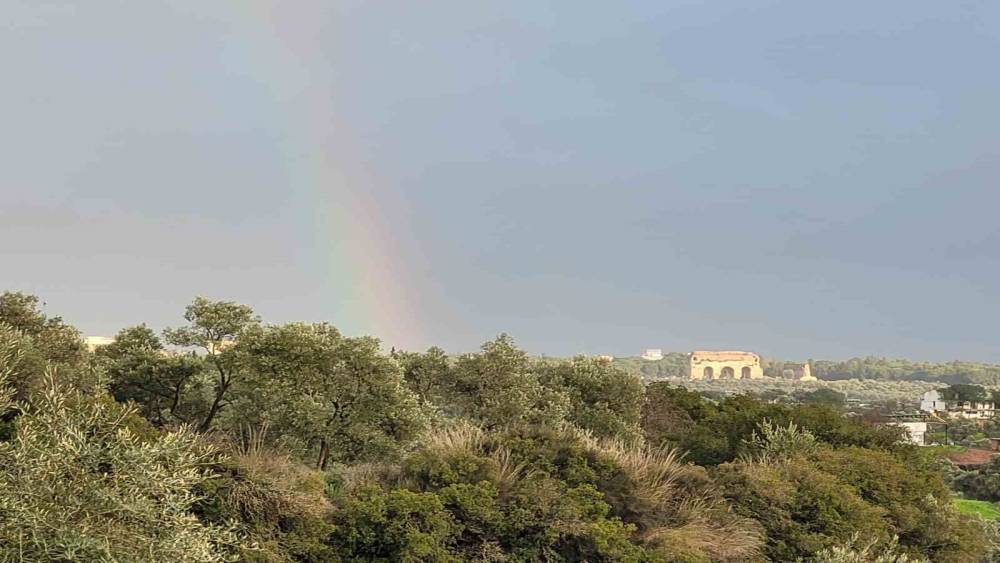 Tralleis&rsquo;ten kente uzanan g&ouml;k kuşağı kartpostallık g&ouml;r&uuml;nt&uuml;ler oluşturdu
