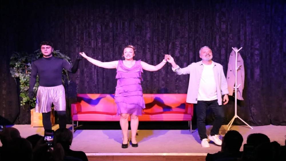 Yenipazar&rsquo;da iyi Delirdik tiyatro oyunu izleyiciyle buluştu