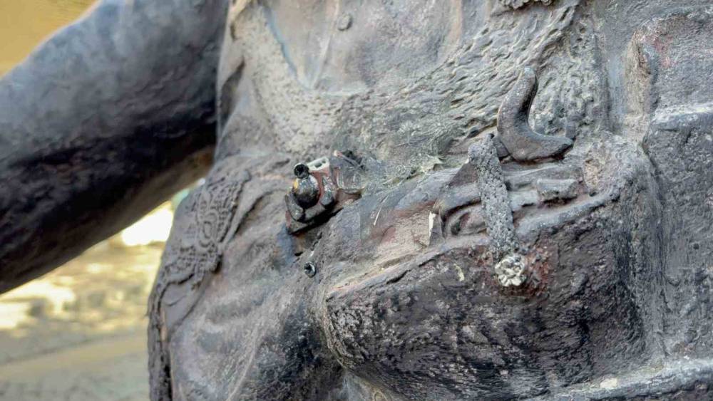 Yunanlıları kendi silahlarıyla vuran İsmail Efe’nin heykelindeki kama çalındı