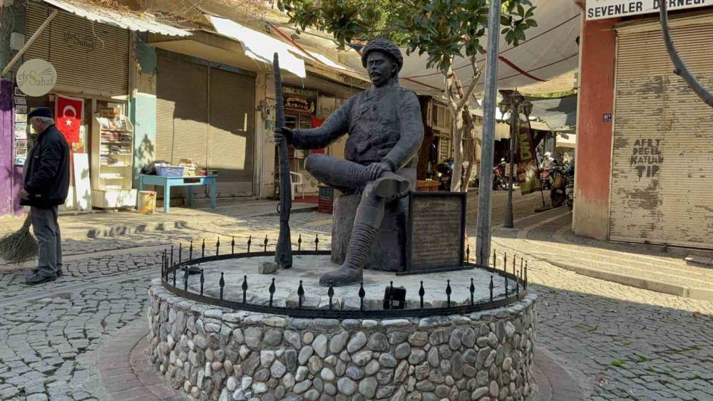Yunanlıları kendi silahlarıyla vuran İsmail Efe’nin heykelindeki kama çalındı