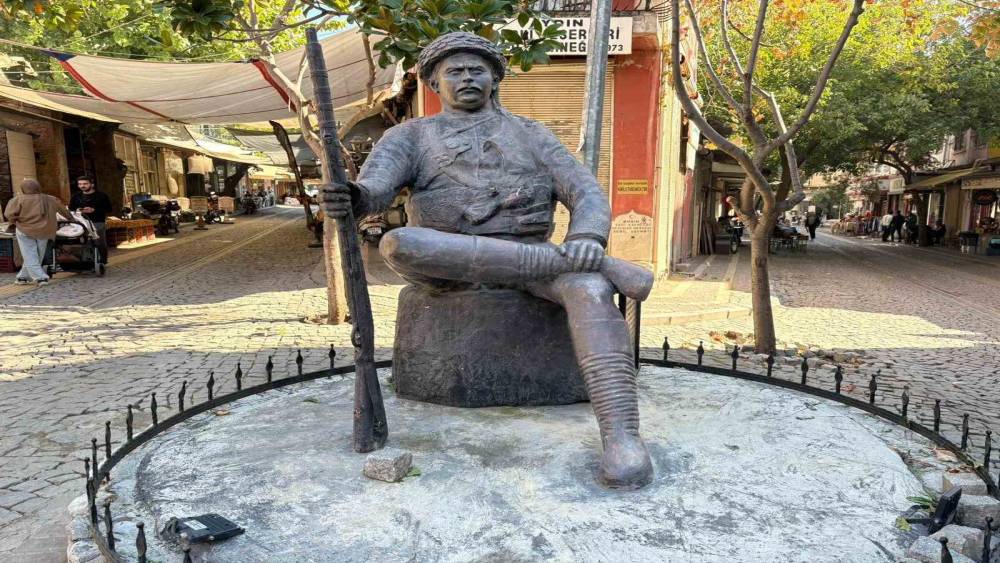 Yunanlıları kendi silahlarıyla vuran İsmail Efe’nin heykelindeki kama çalındı