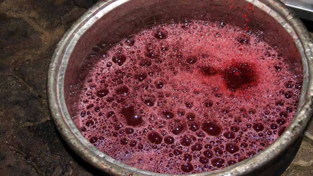 Aydın’da narlar geleneksel yöntemle ekşiye dönüşüyor