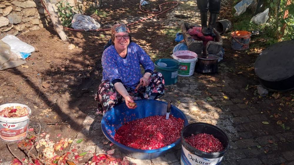 Aydın’da narlar geleneksel yöntemle ekşiye dönüşüyor