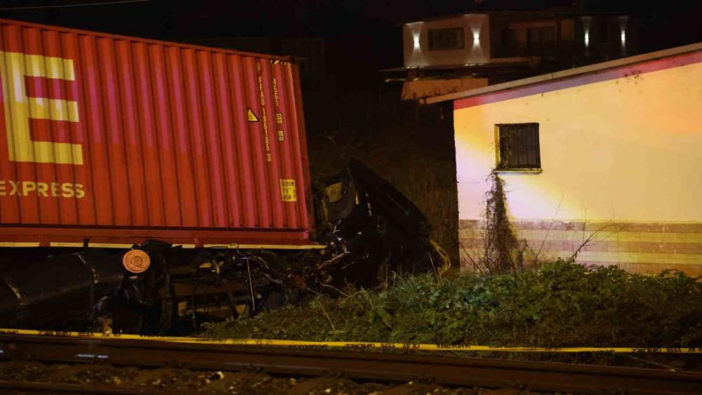 İtfaiyenin hızlı m&uuml;dahalesiyle alevler diğer odalara sı&ccedil;ramadan s&ouml;nd&uuml;r&uuml;ld&uuml;