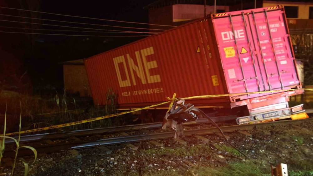 Kontrolden &ccedil;ıkan tırın raylara u&ccedil;tuğu kazada tren seferleri durduruldu: 1 &ouml;l&uuml;