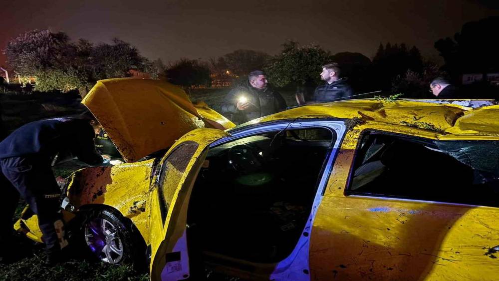 Ticari taksi tarlaya u&ccedil;tu: 1 yaralı