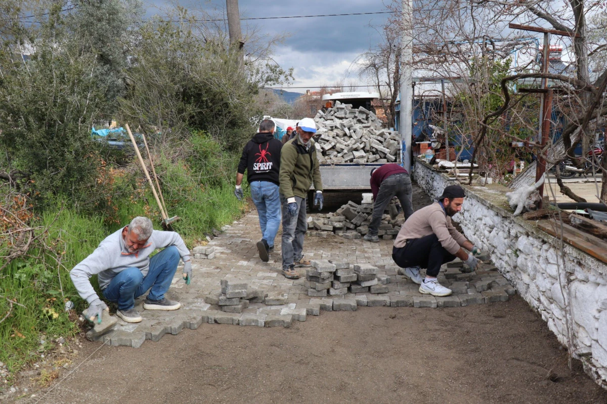 AK&Ccedil;AY MAHALLESİ&rsquo;NDE YOLLAR YENİLENDİ MUHTAR ERDEM&rsquo;DEN BAŞKAN &Ouml;ZEL&rsquo;E TEŞEKK&Uuml;R