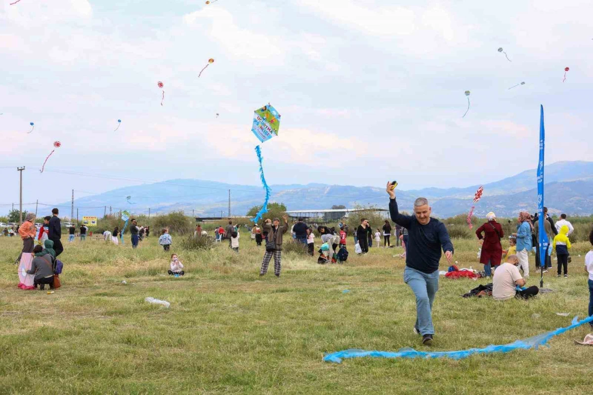 Aydın&rsquo;da u&ccedil;urtmalar g&ouml;ky&uuml;z&uuml;n&uuml; renklendirdi