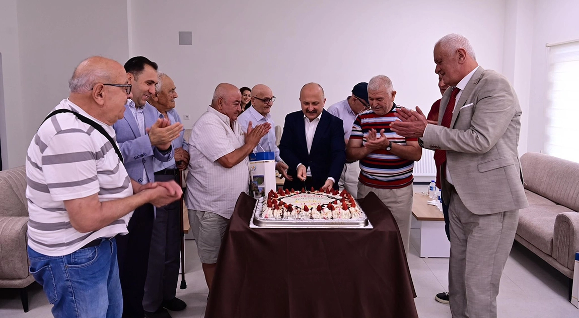 Babalar G&uuml;n&uuml;&rsquo;nde huzurevi sakinleri ve şehit babası unutulmadı