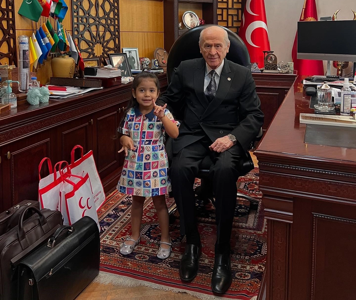 Bahçeli hayranı Minik Hilal, Devlet Dedesi’nin elini öptü