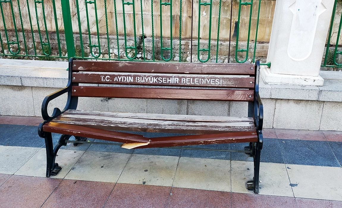 Banklar ve sokaklar duyarsız vatandaşların hedefi oldu