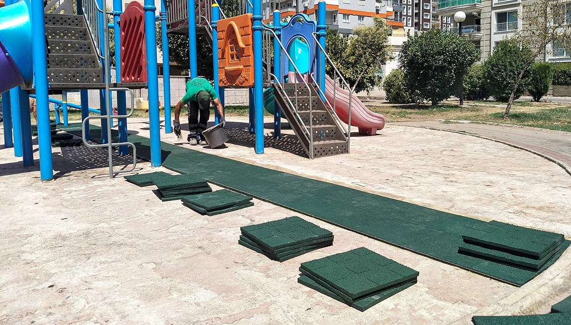 BAŞKAN ANIL YETİŞKİN’LE PARKLAR YENİLENİYOR, ÇOCUKLAR GÜVENLE OYNUYOR