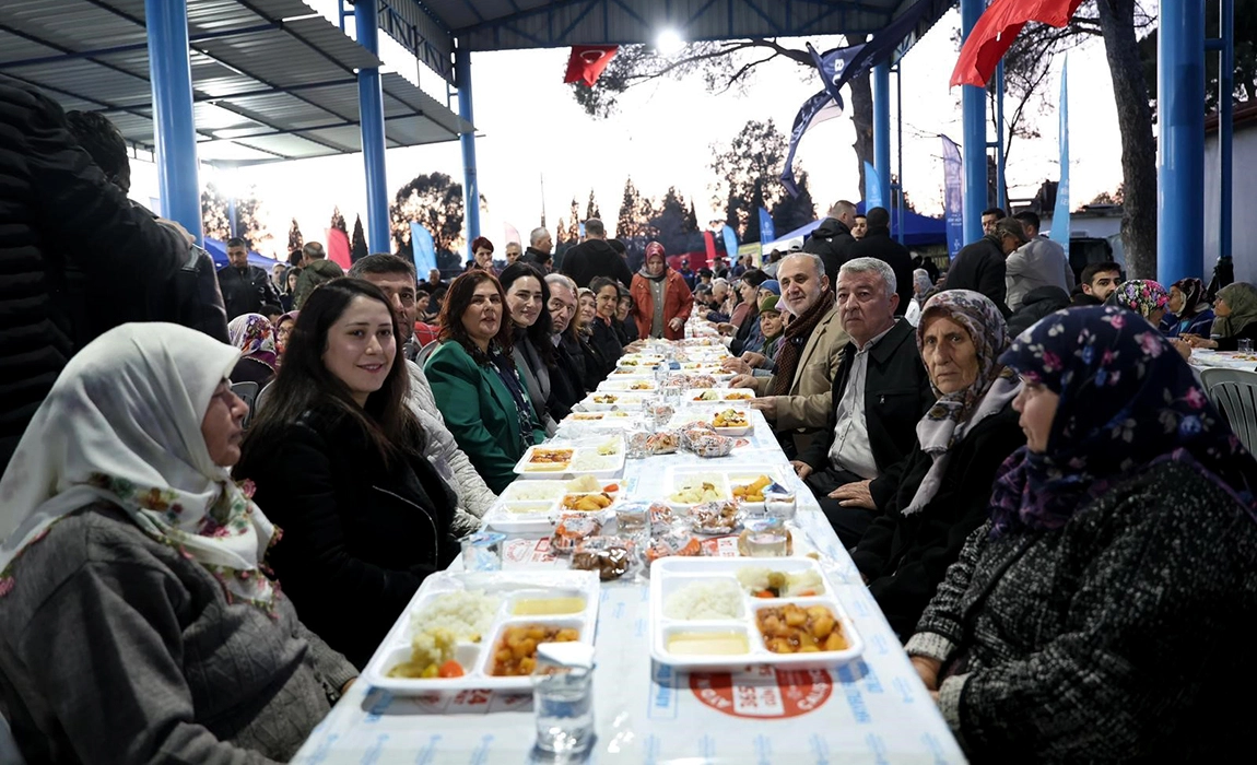 Başkan &Ccedil;er&ccedil;ioğlu İncirliova&rsquo;da kurulan iftar sofrasında vatandaşlarla bir araya geldi