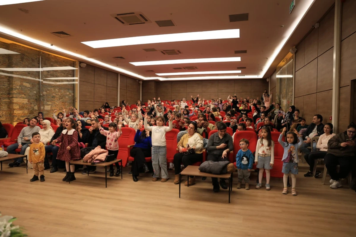Başkan Yetişkin, Ara Tatilde &Ccedil;ocukları Tiyatroyla Buluşturuyor