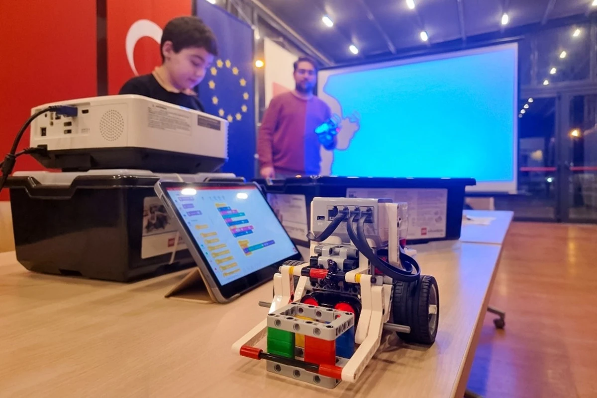 BAŞKAN YETİŞKİN GELECEĞİN TEKNOLOJİSİNİ GEN&Ccedil;LERLE BULUŞTURUYOR