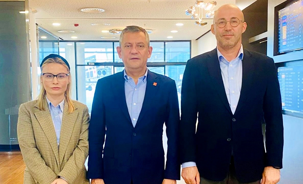 CHP GENEL BAŞKANI &Ouml;ZEL ORTAKLAR &Ccedil;&Ouml;P ŞİŞİNİ ES GE&Ccedil;MEDİ