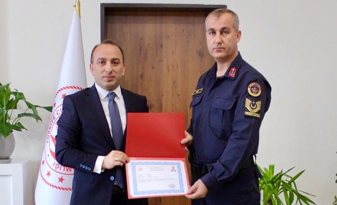 &Ccedil;İNE KAYMAKAMI ERDOĞAN&rsquo;DAN JANDARMA PERSONELİNE BAŞARI BELGESİ