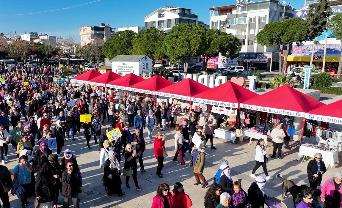 Didim&rsquo;de Emek&ccedil;i Kadınlar Pazarı kent meydanında a&ccedil;ıldı