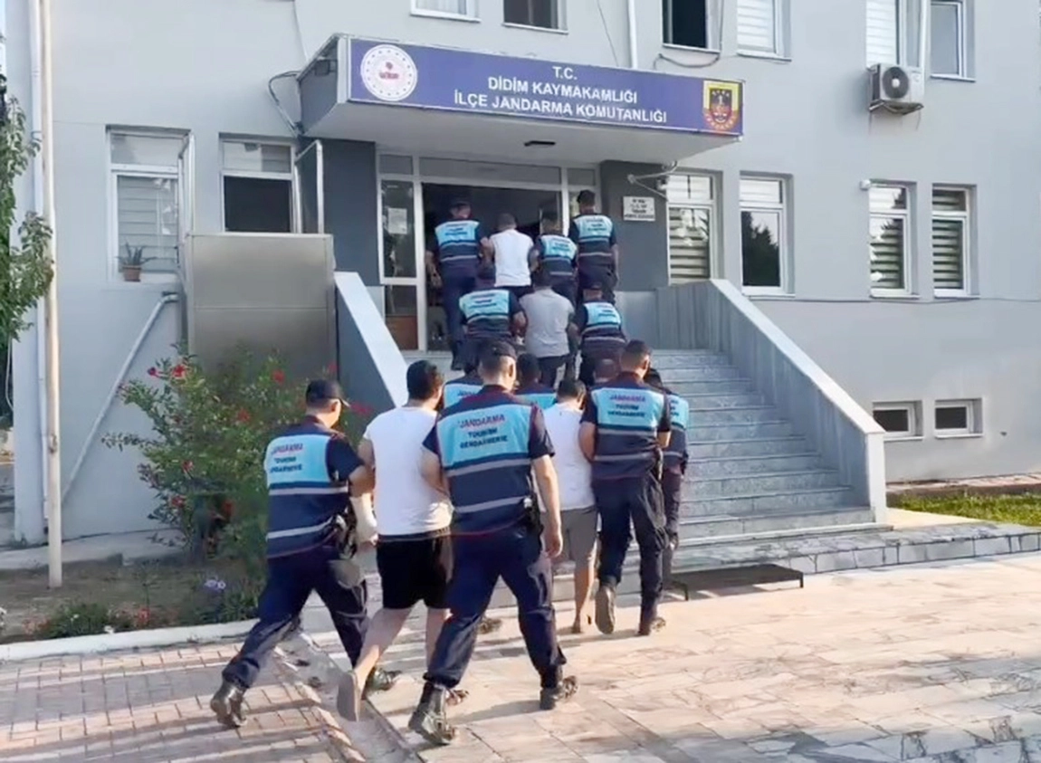 DİDİM'DE OTOBÜSE SALDIRANLAR ADLİYEYE SEVK EDİLDİ 
