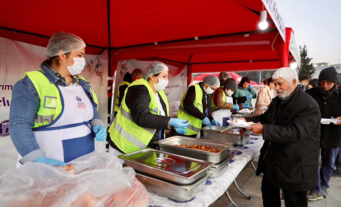 Didim&rsquo;de vatandaşlar Cumhuriyet Kent Meydanı&rsquo;nda kurulan iftar sofrasında buluştu