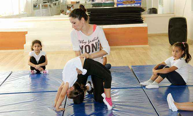 Efelerli minikler hem eğleniyor hem &ouml;ğreniyor