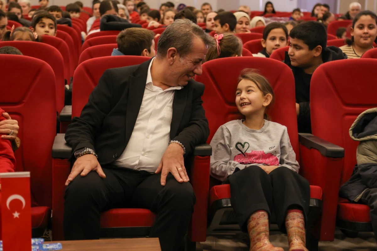 Efeler&rsquo;de Ara Tatil Tiyatro Şenliğine D&ouml;n&uuml;şt&uuml;  Başkan Yetişkin &Ccedil;ocuklarla Aynı Salonu Paylaştı