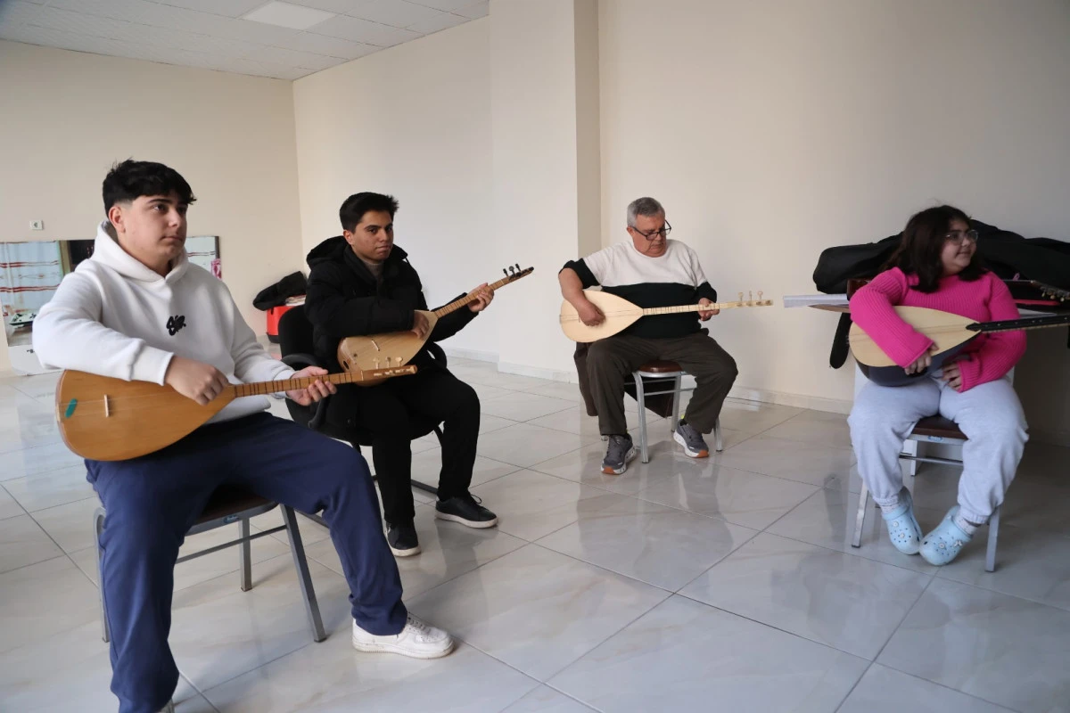 Efeler&rsquo;de Sanatın Kalbi M&uuml;zikle Atıyor