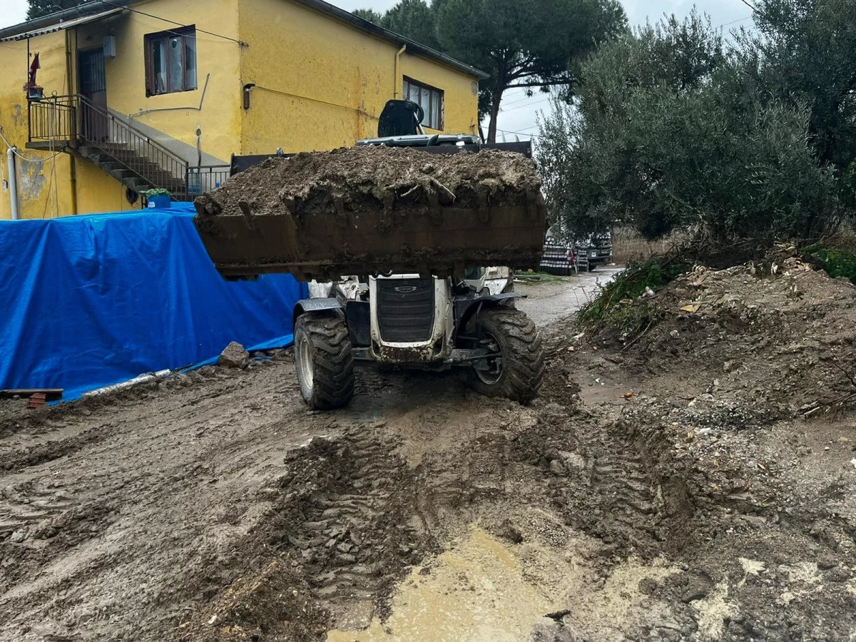 Efeler&rsquo;den Sağanak Yağışa Hızlı M&uuml;dahale