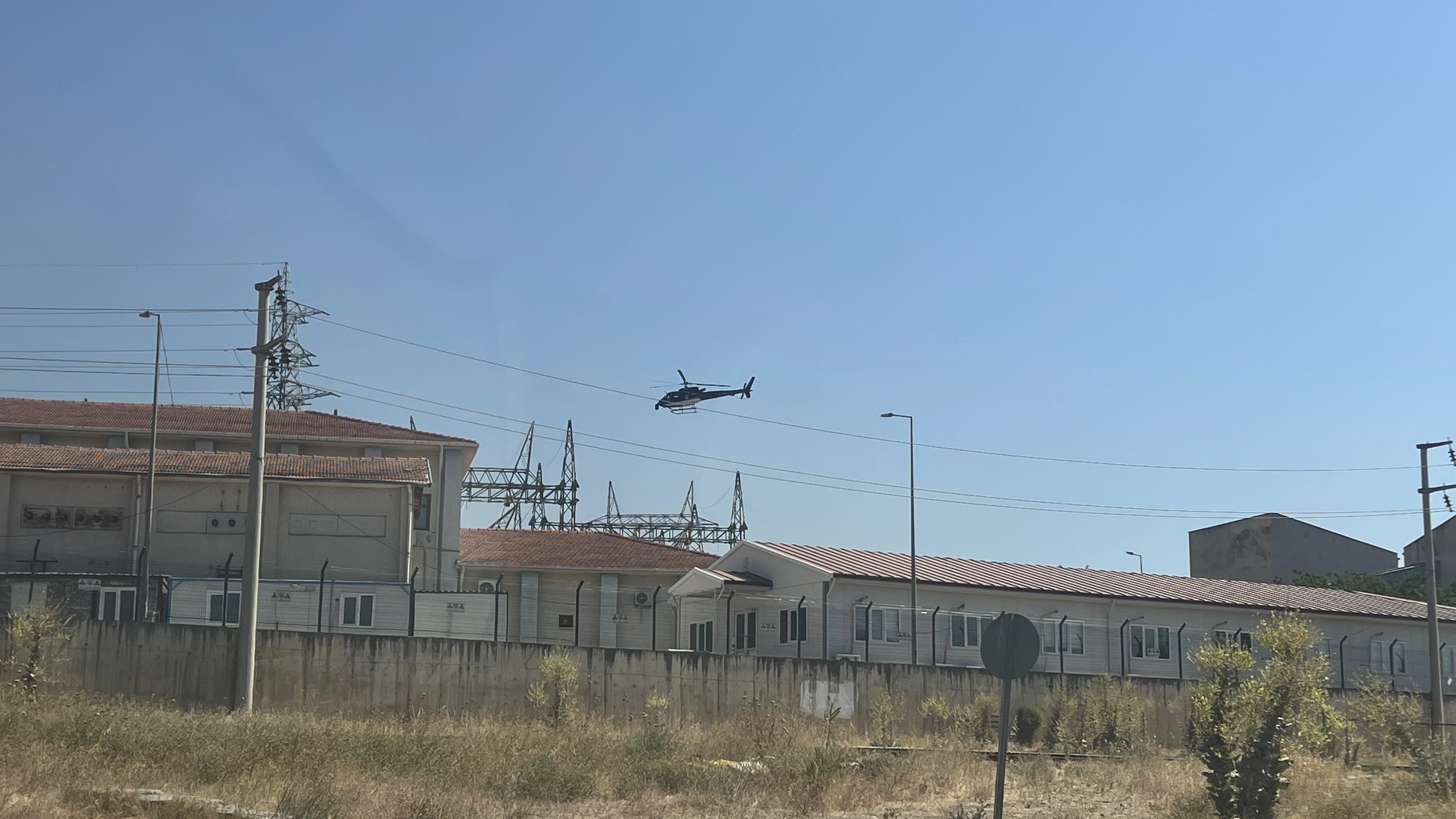 ELEKTRİK SANTRALİ ÜZERİNDE UÇAN HELİKOPTER MERAK UYANDIRDI