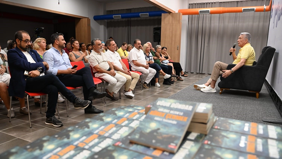 Gazeteci Uğur Dündar Kuşadası’nda sevenleriyle buluştu