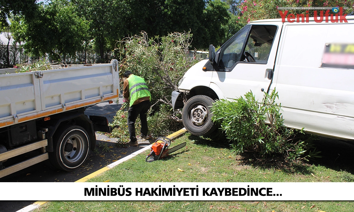 Hakimiyeti kaybolan minibüs refüjde asılı kaldı
