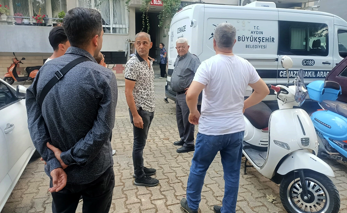 Kanser tedavisi g&ouml;ren yaşlı adam eşi tarafından &ouml;l&uuml; bulundu