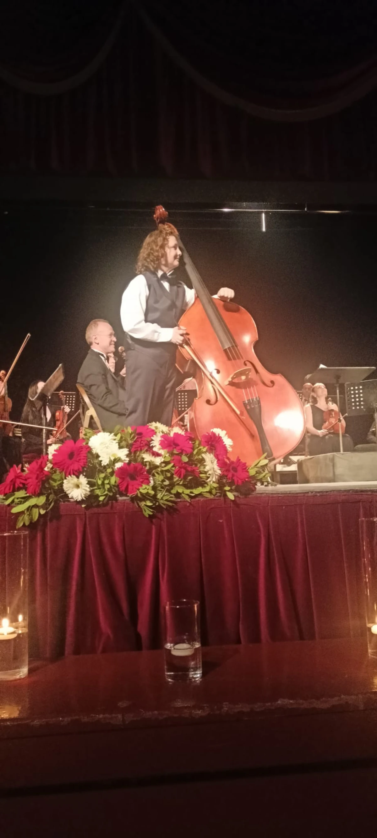 KLASİK M&Uuml;ZİK GECESİNDE S&Uuml;RPRİZ ETKİ: 12 YAŞINDAKİ KONTRBAS&Ccedil;I SAHNEYE DAMGA VURDU 