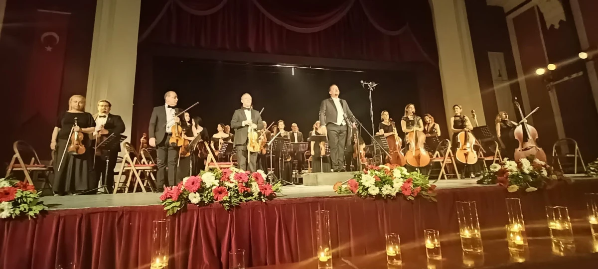 KLASİK M&Uuml;ZİK GECESİNDE S&Uuml;RPRİZ ETKİ: 12 YAŞINDAKİ KONTRBAS&Ccedil;I SAHNEYE DAMGA VURDU 