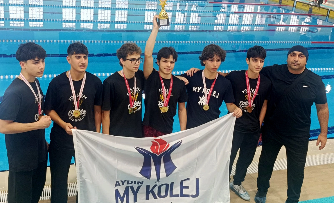 KUPANIN SAHİBİ MY KOLEJ YÜZME TAKIMI     