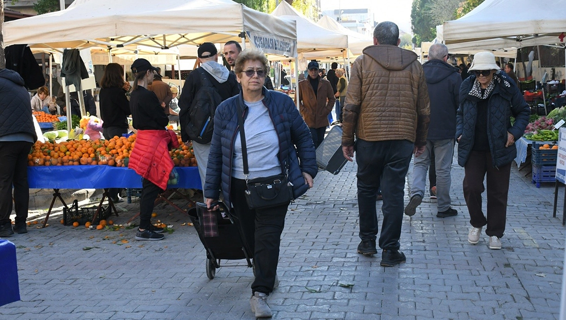 Kuşadası&rsquo;nda Yerel &Uuml;retici Sergisi&rsquo;nın tezgahları kışa &ouml;zg&uuml; sebze ve meyvelerle doldu