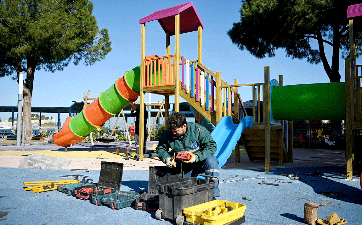 Kuşadası’nın parkları baharla birlikte yenileniyor