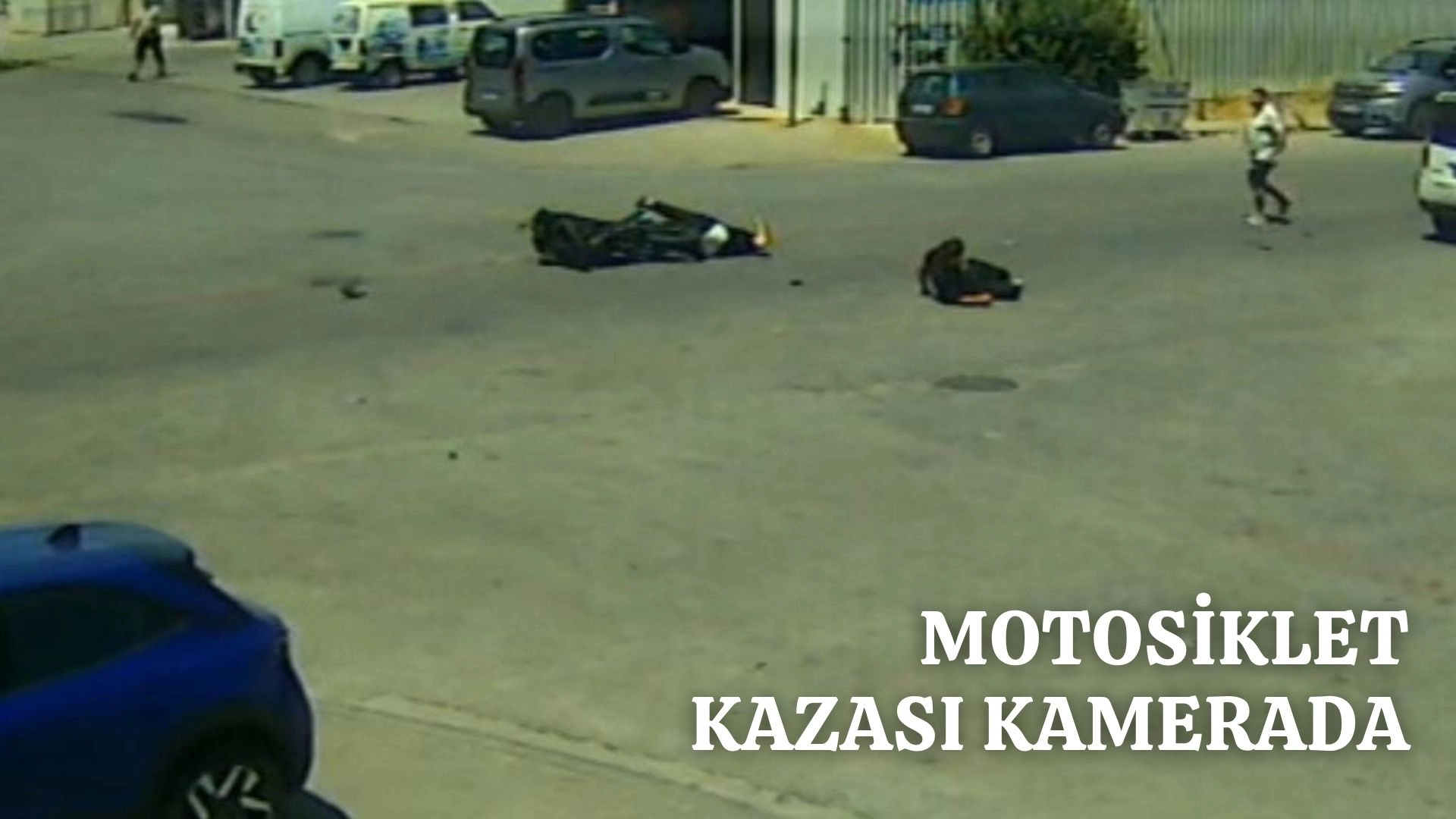 MOTOSİKLETLİ GENÇLERİN HAVAYA UÇTUĞU KAZA KAMERADA