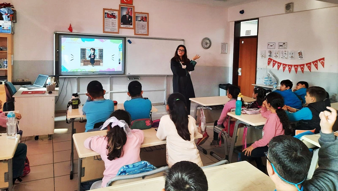 &Ouml;ğrenciler avukatlık mesleğini tanıdı