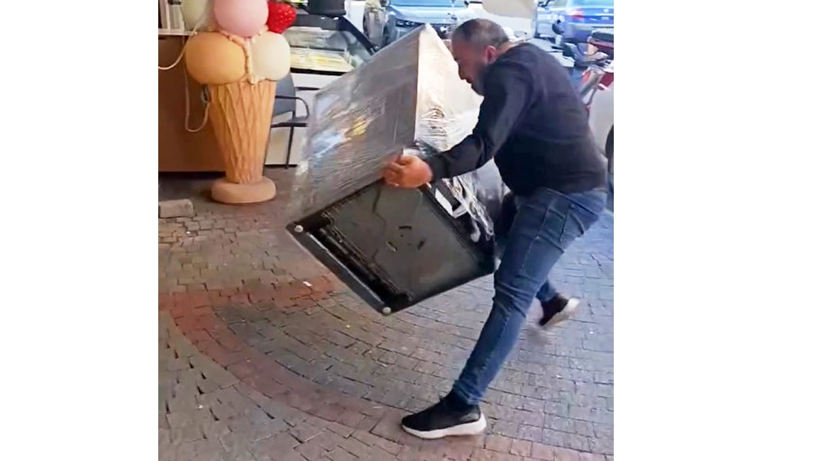 Satın aldığı bulaşık makinesi teşhir ürünü çıkınca mağazanın önüne attı