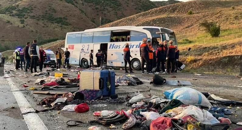 SİVAS'TA FECİ KAZA! YOLCU OTOBÜSÜ DEVRİLDİ