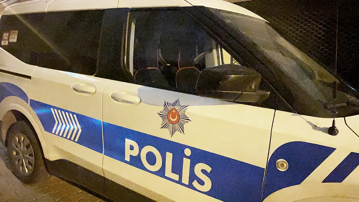 TARTIŞTIĞI KADINI BIÇAKLA YARALAYIP HASTANELİK ETTİ